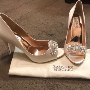 Badgley Mischka ivory satin heel